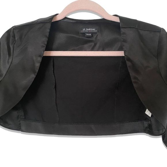 Le Château: Cropped Elbow Sleeve Length Shrug - Picture 2 of 6